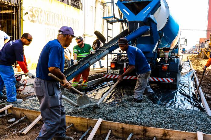 Trecho 2, no “coração” do Centro da cidade, conta com movimentação de equipes e máquinas. Cruzamentos da 7 de Setembro e General Neto estão bloqueados