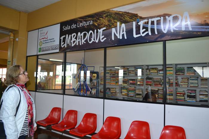 Iniciativa da Eterpel empresta livros a quem circula pelo espaço. Cerca de 600 exemplares são retirados mensalmente