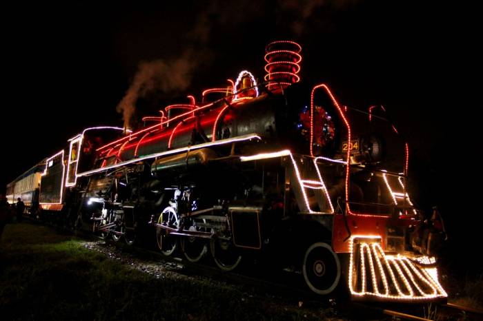 'Natal nos Trilhos' apresenta único modelo Mallet 204 da América do Sul – decorado para a festividade – em duas noites consecutivas