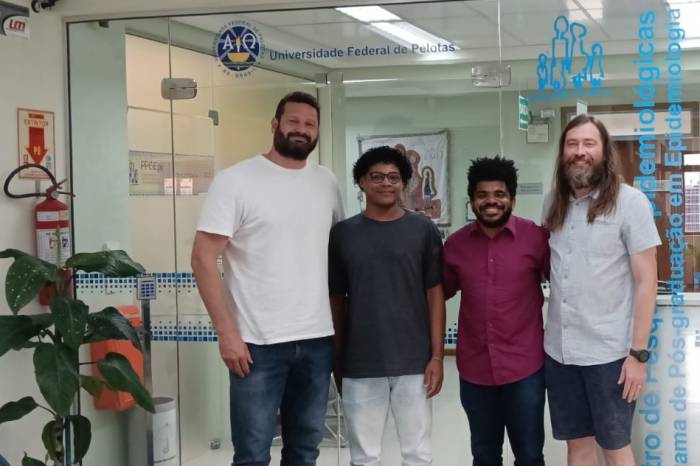Secretário Júlio Domingues conversou com professores, em visita ao Centro de Pesquisas Epidemiológicas