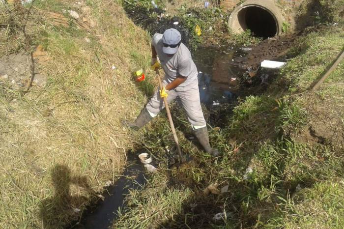 Trabalho é realizado semanalmente pelas equipes da Ssui, que atuam na limpeza da cidade e manutenção de ruas