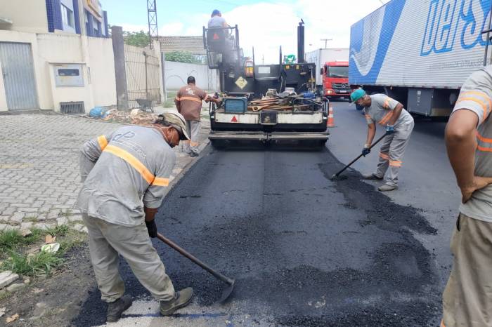 Colocação de asfalto novo é concluída entre a Praça do Colono e a rua Professor Júlio Gustavo Fehrenbach