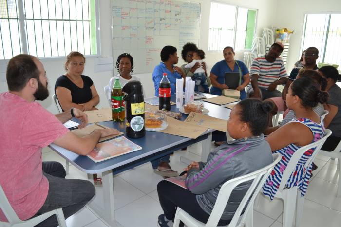 Programa ACT alcançou dezenas de pais, mães e avós, em escolas e centros de assistência social, para abordar o desenvolvimento infantil e incentivar processos educativos distantes da violência