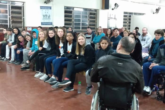 Integrantes do projeto da Prefeitura, Remar para o Futuro, conheceram Moacir Rauber, primeiro atleta de remo adaptável do Brasil