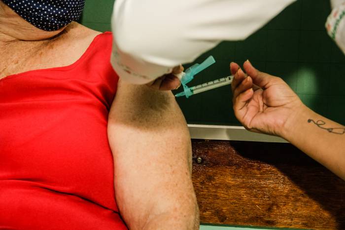 Vacinação nos bairros garante a imunização de idosos