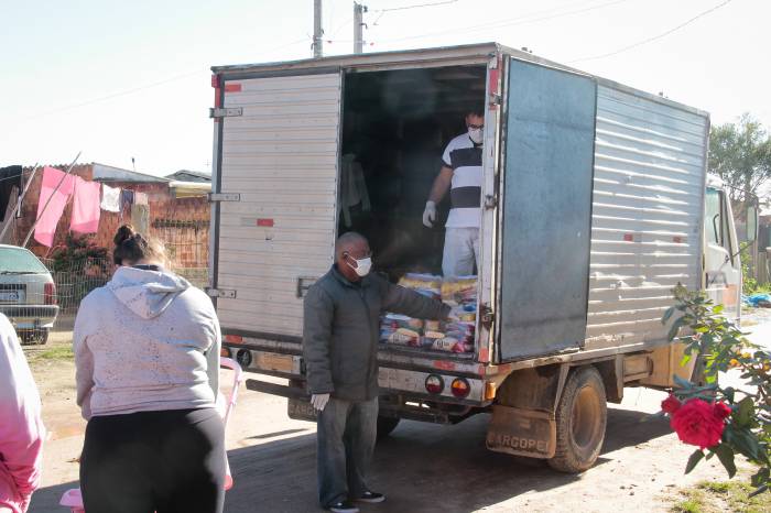 Mais de 2 mil cestas são entregues a cada mês