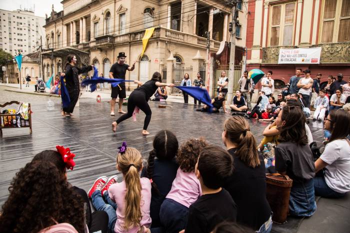O tradicional Mercado das Pulgas ganhou a companhia de apresentações culturais realizadas em um tablado montado no Centro Histórico
