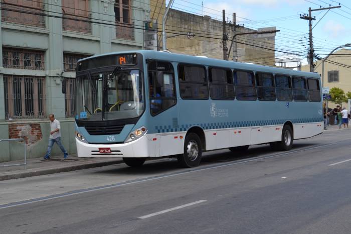 Ônibus fazem o antigo itinerário, passando pela ponte, que está em fase final de requalificação