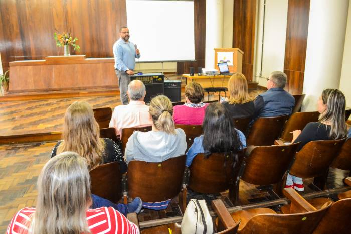 Desde maio, 55 professores das redes pública e privada desenvolveram projetos com alunos em 43 escolas