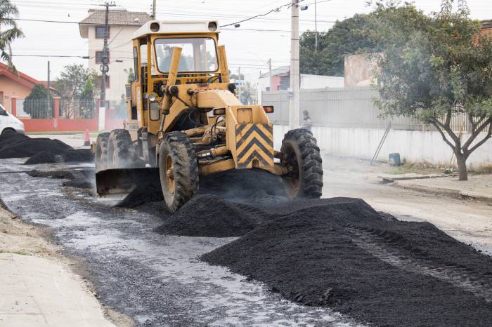 Secretaria de Obras e Pavimentação dá início à camada asfáltica. Serviço prossegue na quinta-feira