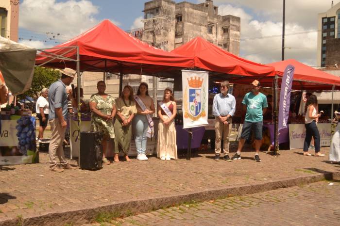 Cerimônia no Largo do Mercado marca início da comercialização das uvas produzidas na zona rural do município