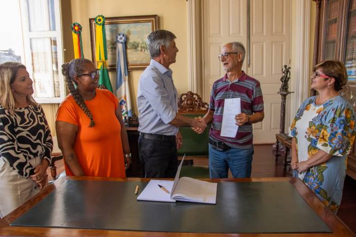 Anúncio foi feito no gabinete do prefeito, na presença dos secretários