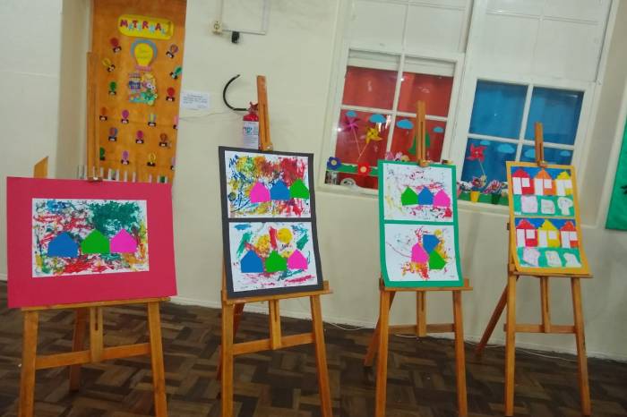 Objetivo é desenvolver o gosto pela criação, utilizando as linguagens da pintura, modelagem e colagem, bem como do desenho