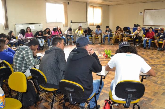 Jovens do Laranjal discutiram perspectivas para o futuro e trocaram ideias em círculo de construção da paz
