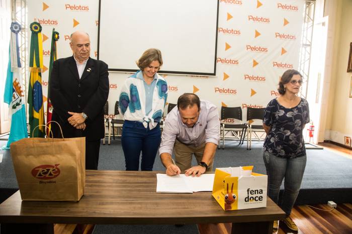 Prefeita Paula e vice Idemar participam da assinatura do Termo de Compromisso da empresa com a CDL