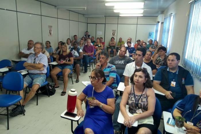 Reunião ocorreu com comerciantes ambulantes e de comércios fixos da praia do Laranjal