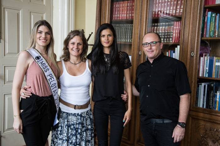 A modelo trouxe aos chefes do Executivo o convite para a coroação das misses da região sul do estado, que ocorre neste sábado