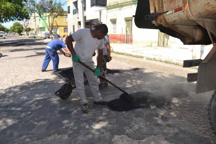 Prefeitura conserta danos na pavimentação para proporcionar mais segurança ao trânsito