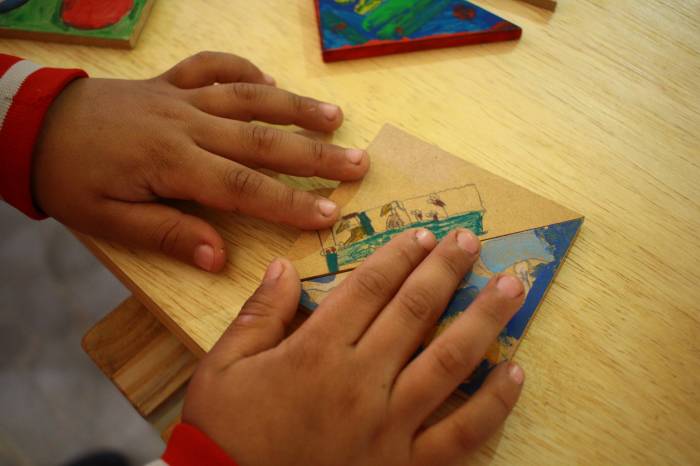 Obras foram produzidas por crianças e jovens durante as Oficinas de Artes, e estimulam a noção de cores, formas e texturas