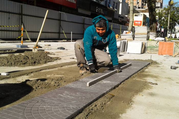 Pavimento da quadra em obras, entre Sete de Setembro e Marechal Floriano, recebe cobertura com lajotas de concreto