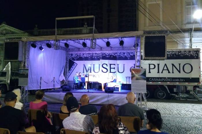 Até domingo, a população pode visitar a exposição de pianos antigos e raros, e desfrutar de show musicais ao vivo das 12h às 13h e das 19h30min às 21h, no Largo Edmar Fetter