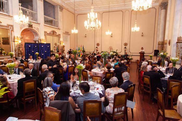 A nova direção da entidade assumiu em evento no Clube Caixeiral