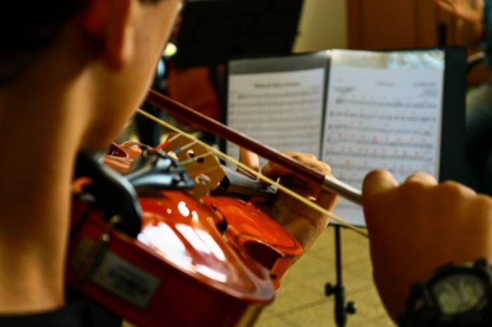 Alunos praticam em casa, com ferramentas on-line. Professores voluntários ministram oficinas de instrumentos e contribuem para o engajamento