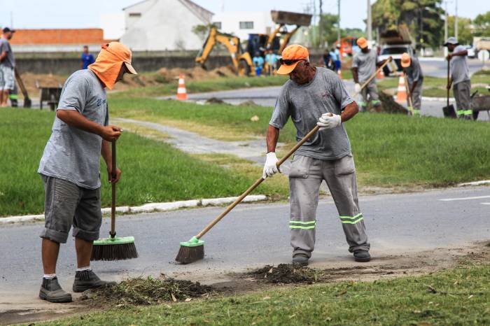 Nesta quarta-feira equipe trabalha em forma de mutirão para a retirada de entulhos