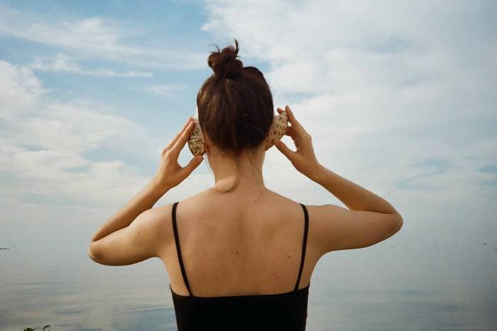 Gabriela Cunha apresenta processos criativos com fotografia analógica, poesia e pintura em aquarela