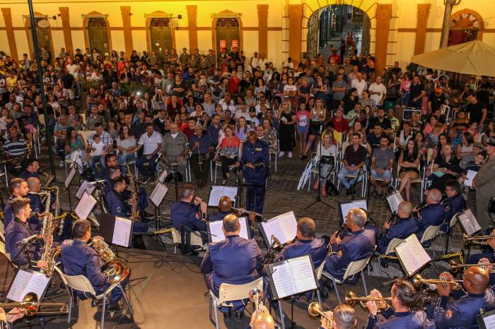 Apresentação no Mercado Central reuniu centenas de pessoas na noite de segunda-feira