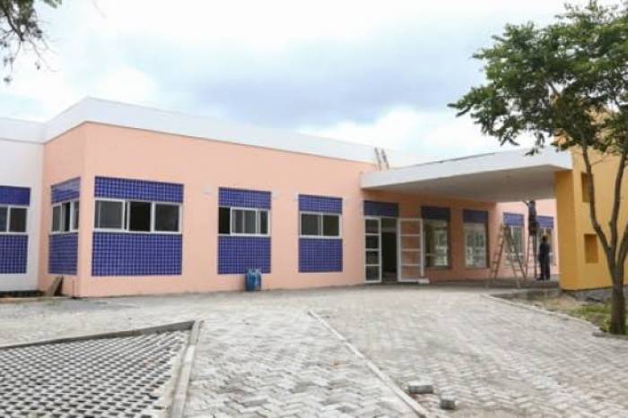 Trabalhadores de vários setores são preparados para a utilização de equipamento de proteção individual no local que será referência para possíveis casos de Covid-19