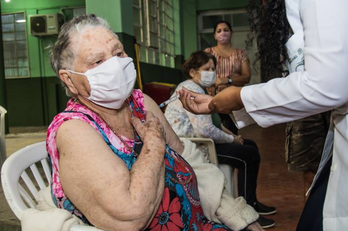 Mais 530 idosos são imunizados nesta sexta-feira contra a Covid-19