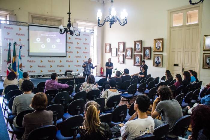 Secretária Beatriz Araújo e equipe conversaram com artistas, agentes e produtores culturais de diversos segmentos