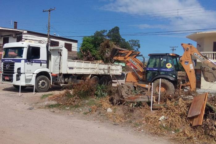Ação resultou no recolhimento de mais de 290 toneladas de entulho. Equipes também fizeram a limpeza da valetas