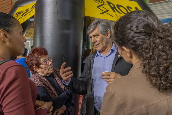 Prefeito participa de assinatura de contratos de imóveis
