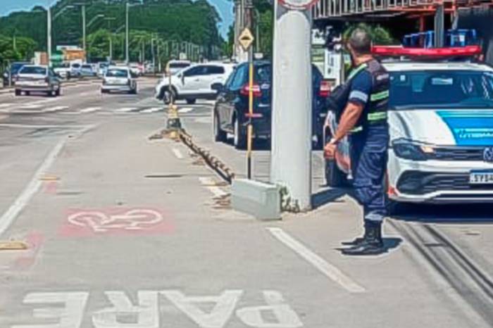 Agentes de Trânsito explicam regras a ciclistas, pedestres e condutores de veículos