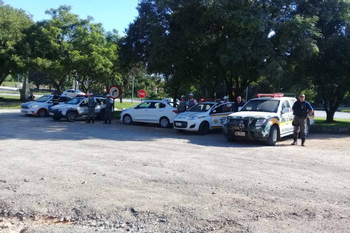 Ações reuniram 39 agentes e 20 viaturas. Quatro carros foram autuados e duas pessoas presas