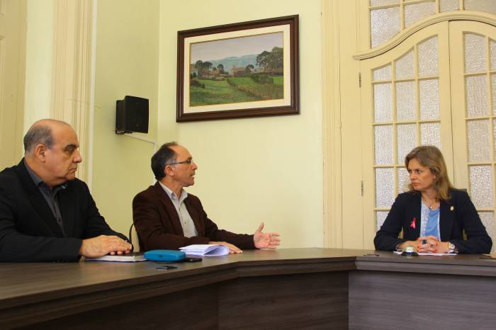 A prefeita Paula e equipe se reuniu com o Conselho Deliberativo do hospital