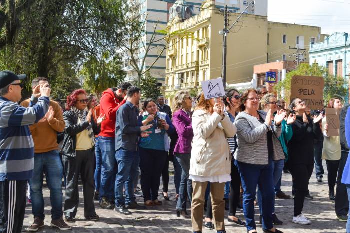 Funcionários e diretoria realizaram duas caminhadas nesta quarta. SMS e provedoria trabalham para manter a traumatologia operando