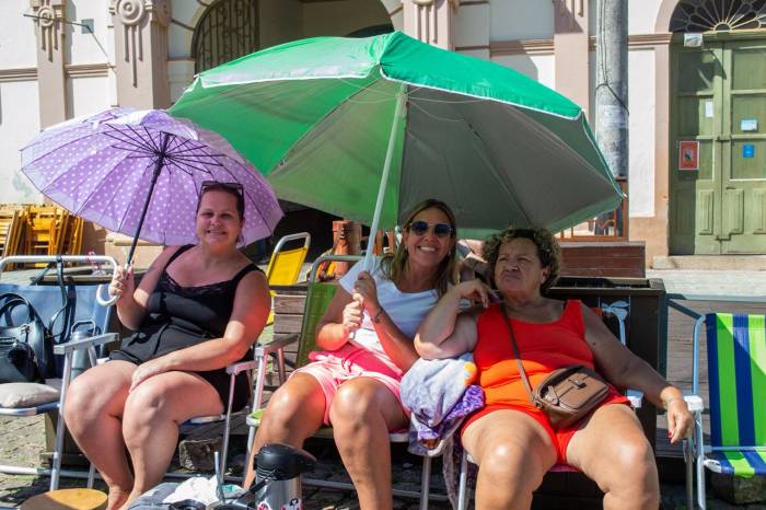 População faz vigília para assegurar lugar no Carnaval 2026