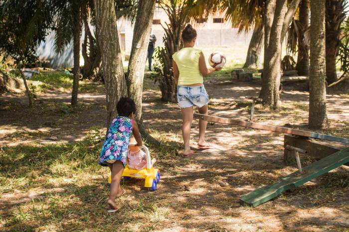 Meninos e meninas, entre 6 e 15 anos, frequentam o local – onde encontram atividades e alimentação – no turno inverso da escola