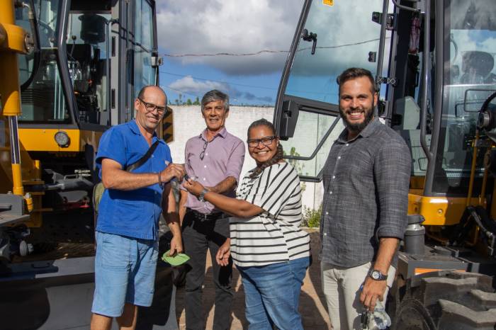 Prefeito entrega na tarde desta terça-feira (18) uma patrola e uma retroescavadeira para ampliar serviços de zeladoria