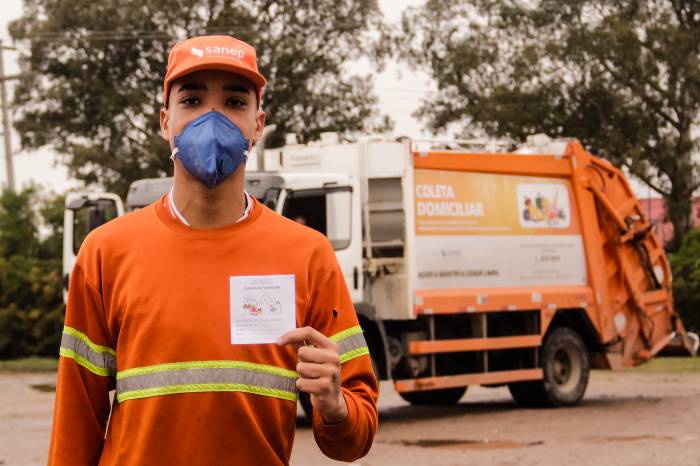 Trabalhadores da coleta de resíduos sólidos são vacinados