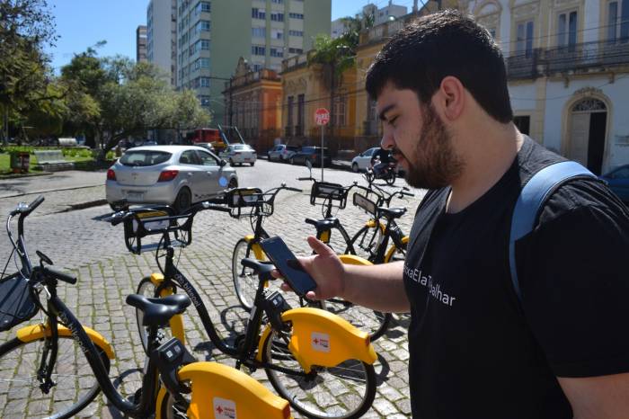 Motoristas e pedestres precisam respeitar o espaço destinado às bicicletas, e ciclistas devem obedecer as regras do trânsito