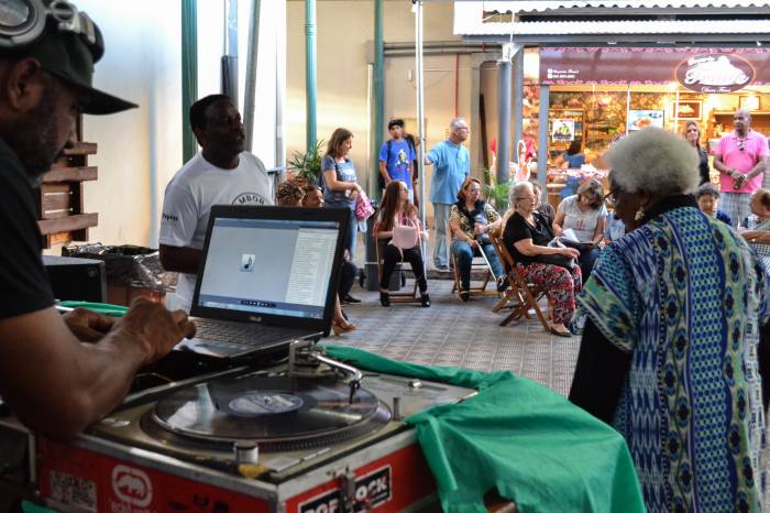 DJ Vagner e a mestra griô agitaram o Mercado Central