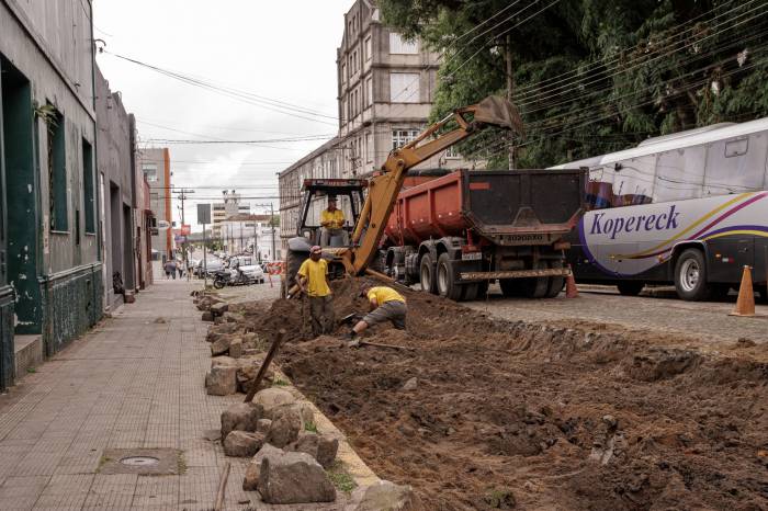 Prefeitura recupera pavimento na frente da faculdade de Direito