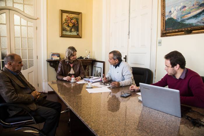 Situação da educação municipal e projeto Cidade Digital motivaram reunião com a prefeita