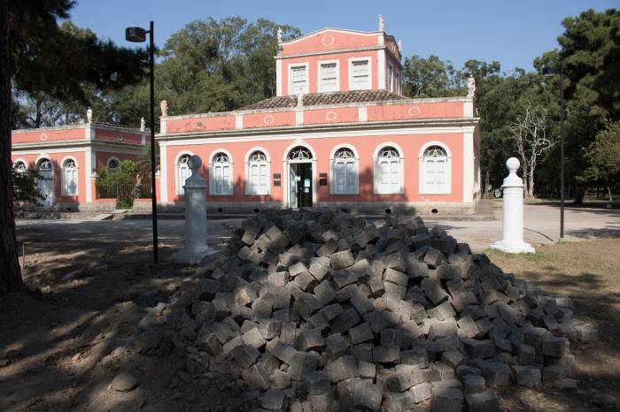 Recursos oriundos de Termos de Compromisso Ambiental e pedras reaproveitadas, de vias requalificadas, viabilizam as obras