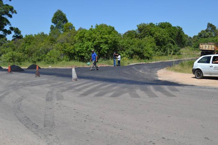 A rua tem mais de 1 quilômetro de extensão e liga as avenidas Fernando Osório e Zeferino Costa, na zona norte