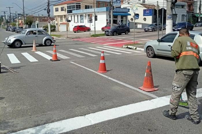 Secretaria refaz também a pintura em trechos da avenida Domingos de Almeida e na rótula da Carlos Gotuzzo Giacoboni com Theodoro Muller